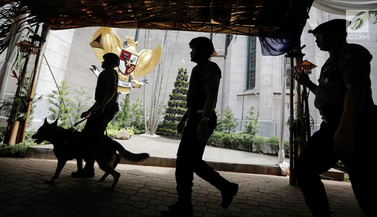 Personel Gegana dan K9 Polda Metro Jaya membawa anjing pelacak saat melakukan penyisiran di Gereja Katedral, Jakarta, Minggu (24/12). Jelang perayaan Natal, tim Gegana dan K9 Polda Metro Jaya melakukan penyisiran gereja. (Liputan6.com/Faizal Fanani)