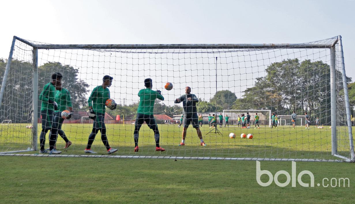 Asisten pelatih Timnas U-22, Eduardo Perez memberikan tips kepada kiper Timnas pada sesi latihan di Lapangan SPH, Karawaci, Jumat (17/3/2017). Timnas U-22 berlatih guna melawan Myanmar pada laga persahabatan 21 Maret 2017. (Bola.com/Nicklas Hanoatubun)