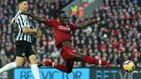 Winger Liverpool Sadio Mane beraksi pada laga Liga Inggris melawan Newcastle United di Anfield, Rabu (26/12/2018). (AFP/Paul Ellis)