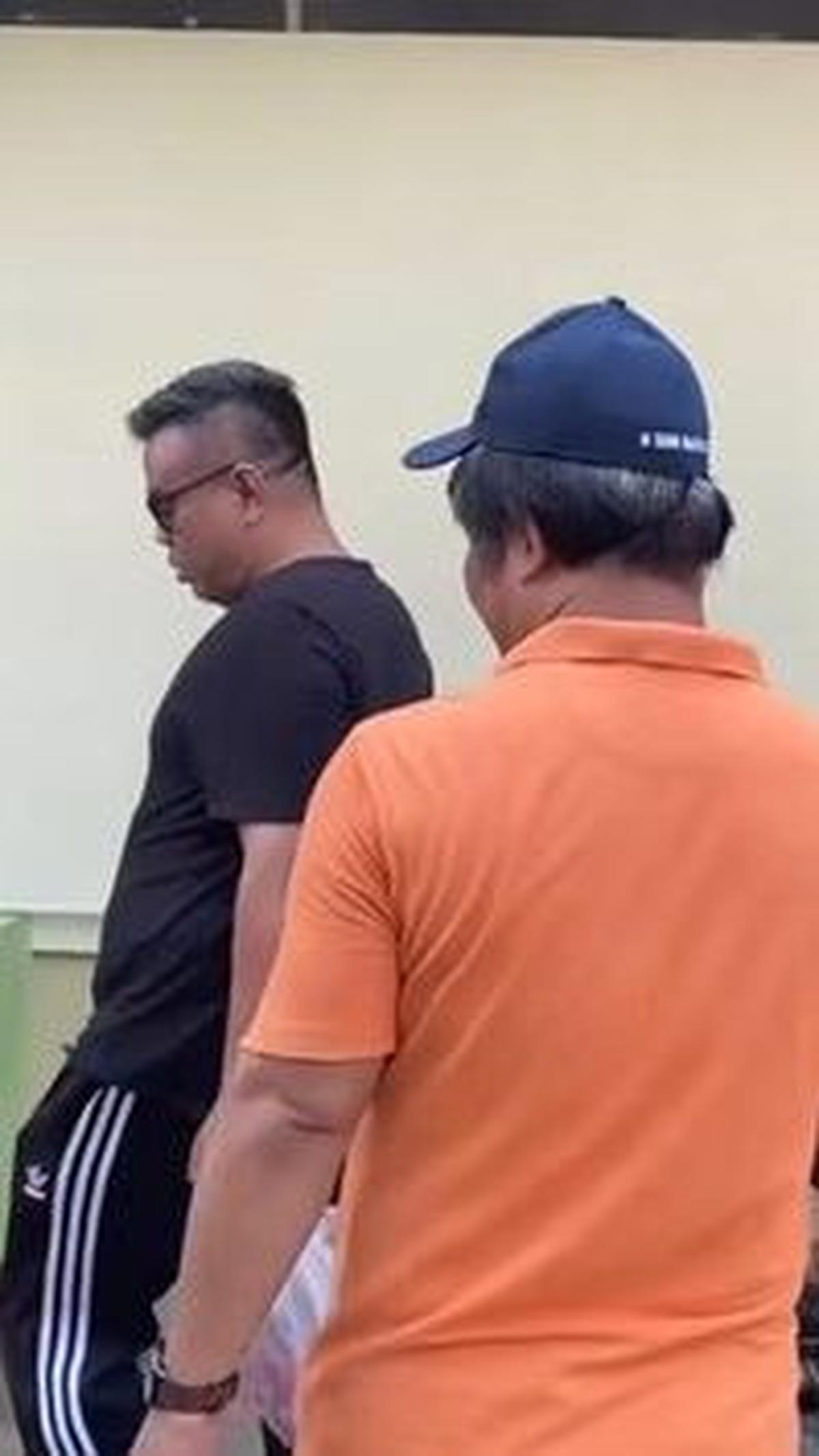 Halaman yang cukup luas tersebut digunakan sebagai lapangan olahraga seperti voli dan badminton di bagian depan, sementara di samping rumah digunakan untuk taman.