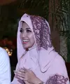 Sylvia Fully yang memerankan tokoh Qia di film ‘Harim di Tanah Haram’ berprofesi sebagai ustazah dan tampil menggunakan hiijab. Aktris cantik ini pun tampak cantik dalam balutan busana muslim tersebut. (Nurwahyunan/Bintang.com)