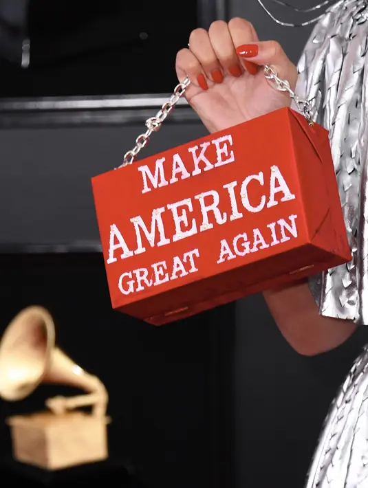 Detail tas yang dibawa oleh penyanyi sekaligus komposer, Joy Villa pada perhelatan Grammy Awards 2019 di Los Angeles, Minggu (10/2). Bentuk dukungan terhadap Donald Trump ditunjukkan dengan tas bertuliskan 'Make America Great Again'. (VALERIE MACON / AFP)