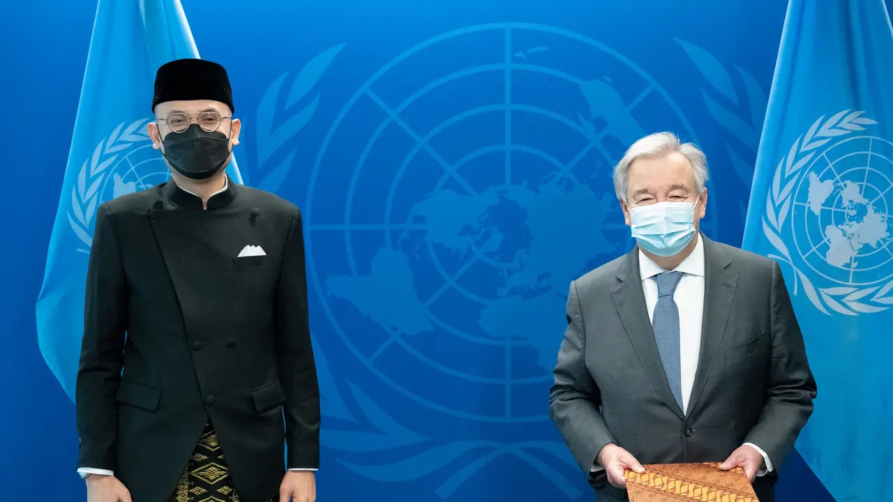 Duta Besar Arrmanatha Nasir menyerahkan surat kepercayaan sebagai Wakil Tetap Republik Indonesia untuk PBB di New York, kepada Sekretaris Jenderal PBB, Antonio Guterres (Kemlu RI)