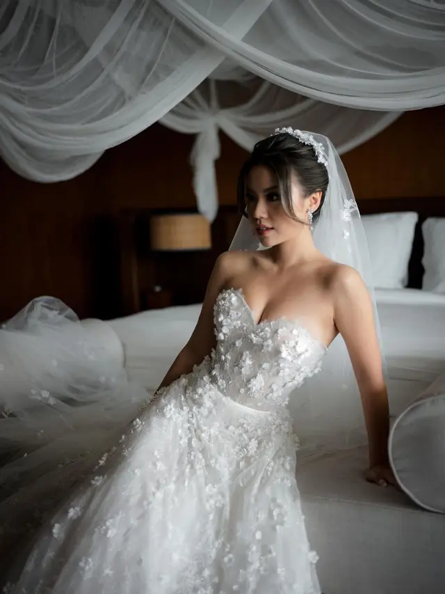 Parade Gaun Hian Tjen yang Dikenakan Titan Tyra di Hari Pernikahan, Bernuansa Elegan dan Glamor di Tepi Laut