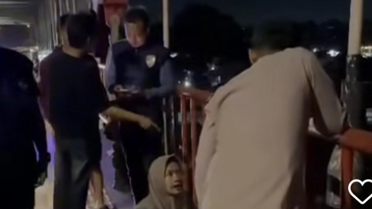 Momen Menegangkan Penyelamatan Aksi Bunuh Diri Wanita Muda di Jembatan Palembang
