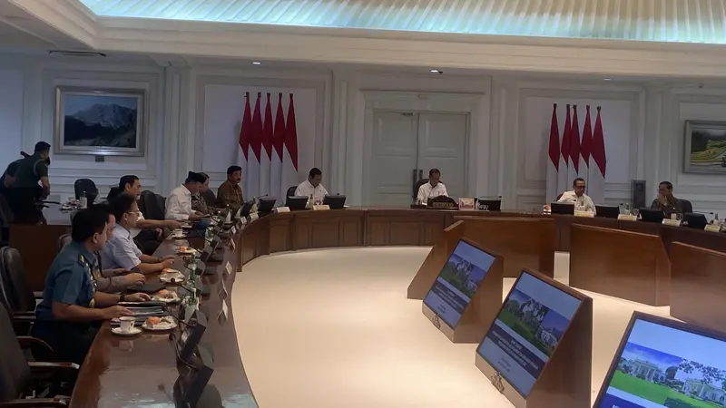 Presiden Joko Widodo (Jokowi) menggelar rapat terbatas atau ratas pagi ini, dengan sejumlah menteri kabinet Indonesia maju di Kantor Presiden Jakarta, Senin (5/8/2024).