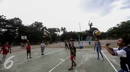Sejumlah remaja bermain bola voli di Lapangan Merdeka, Ambon, Maluku, Senin (7/2). Selain lapangan terdapat juga patung Pattimura yang dibuat untuk mengenang jasa-jasa beliau dikawasan tersebut. (Liputan6.com/Faizal Fanani)