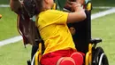 Bintang Portugal, Cristiano Ronaldo, mencium seorang anak sebelum laga Grup A Piala Konfederasi melawan Rusia di Stadion Spartak, Moskow, Rabu (21/6/2017). (EPA/Sergei Ilnitsky)