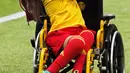 Bintang Portugal, Cristiano Ronaldo, mencium seorang anak sebelum laga Grup A Piala Konfederasi melawan Rusia di Stadion Spartak, Moskow, Rabu (21/6/2017). (EPA/Sergei Ilnitsky)