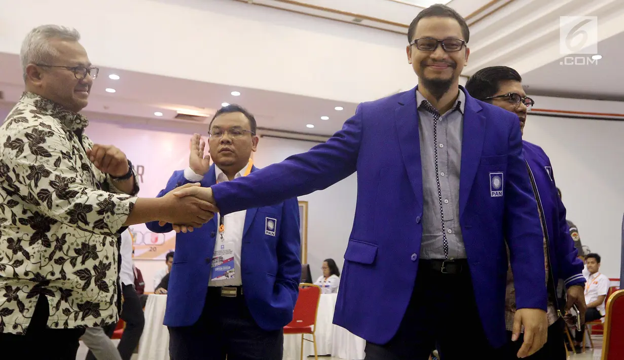 Wakil Ketua Umum PAN Hanafi Rais (kanan) bersalaman dengan Ketua KPU Arief Budiman (kiri) usai penyerahan berkas pengajuan bakal caleg PAN di kantor KPU, Jakarta, Selasa (17/7). (Liputan6.com/Johan Tallo)