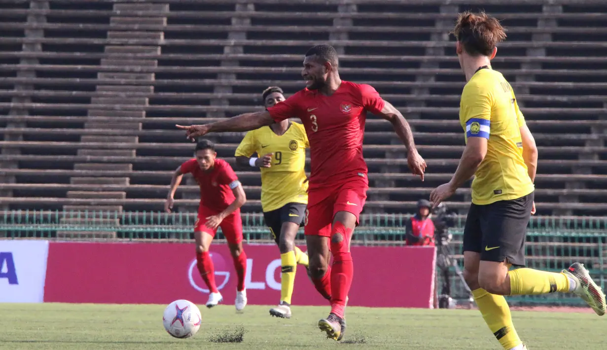 Striker Timnas Indonesia U-22, Marinus Wanewar, menggiring bola saat melawan Malaysia U-22 pada laga Piala AFF U-22 2019 di Stadion National Olympic, Phnom Penh, Selasa (20/2). Kedua negara bermain imbang 2-2. (Bola.com/Zulfirdaus Harahap)