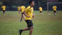 Bek Arema Cronus, Hamka Hamzah, berlari santai jelang laga Torabika Soccer Championship 2016 melawan PS TNI di Lapangan Kostrad, Bogor, Jawa Barat, Sabtu (30/7/2016). (Bola.com/Vitalis Yogi Trisna)