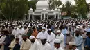 Umat Muslim melaksanakan sholat Idul Fitri menandai akhir bulan suci Ramadhan di sebuah lapangan di Rawalpindi, Pakistan, Kamis (13/5/2021). (AP Photo/Anjum Naveed)