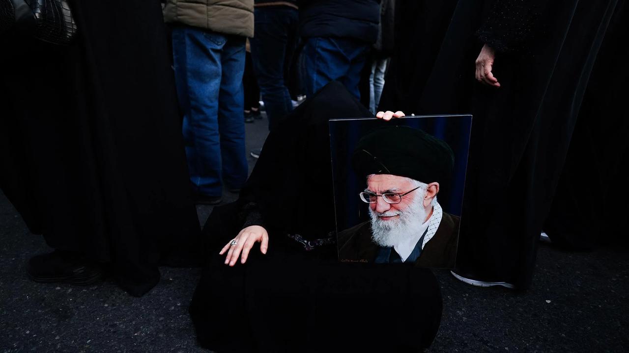 FOTO: Iran Berduka Usai Kematian Ayatollah Ali Khamenei dalam Serangan Militer