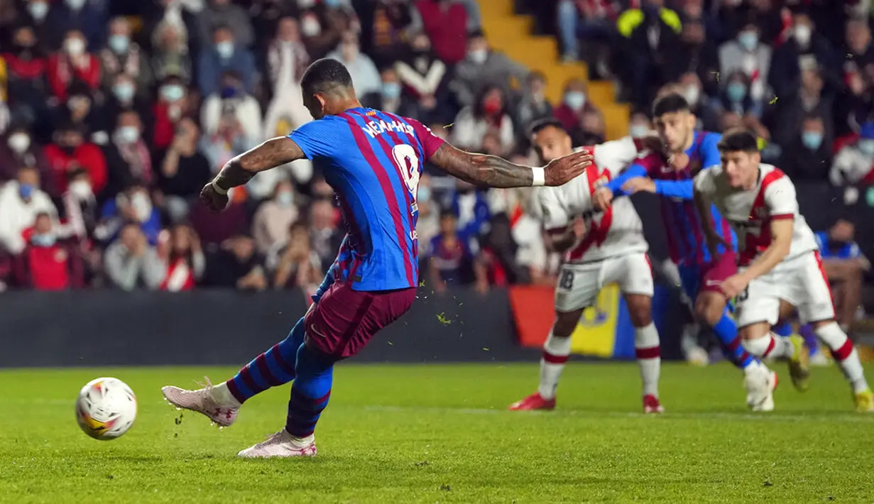 Pemain Barcelona Memphis Depay gagal mengeksekusi tendangan penalti ke gawang Rayo Vallecano pada pertandingan La Liga Spanyol di Stadion Vallecas, Madrid, Spanyol, 27 Oktober 2021. Barcelona kalah 0-1. (AP Photo/Manu Fernandez)