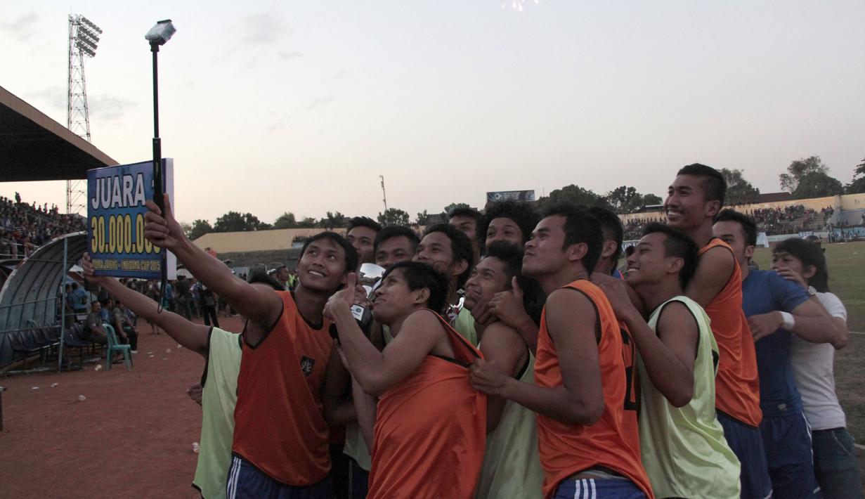 Pemain PSIS ber-selfie ria setelah menjadi juara Piala Polda Jateng di Stadion Jatidiri, Semarang, Minggu (2/8/2015). (Bola.com/Vincensius Sawarno)