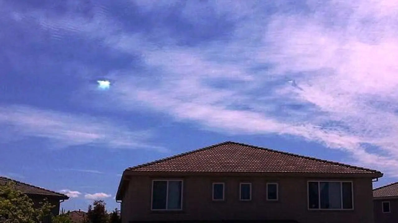Lubang misterius di langit California