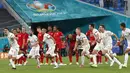Para pemain Timnas Spanyol berselebrasi setelah pertandingan perempat final Euro 2020 kontra Swiss di Krestovsky Stadium, Saint Petersburg, Sabtu (3/7/2021) dini hari WIB.  Spanyol menyingkirkan Swiss 3-1 (1-1) melalui adu penalti. (Maxim Shemetov /Pool Photo via AP)