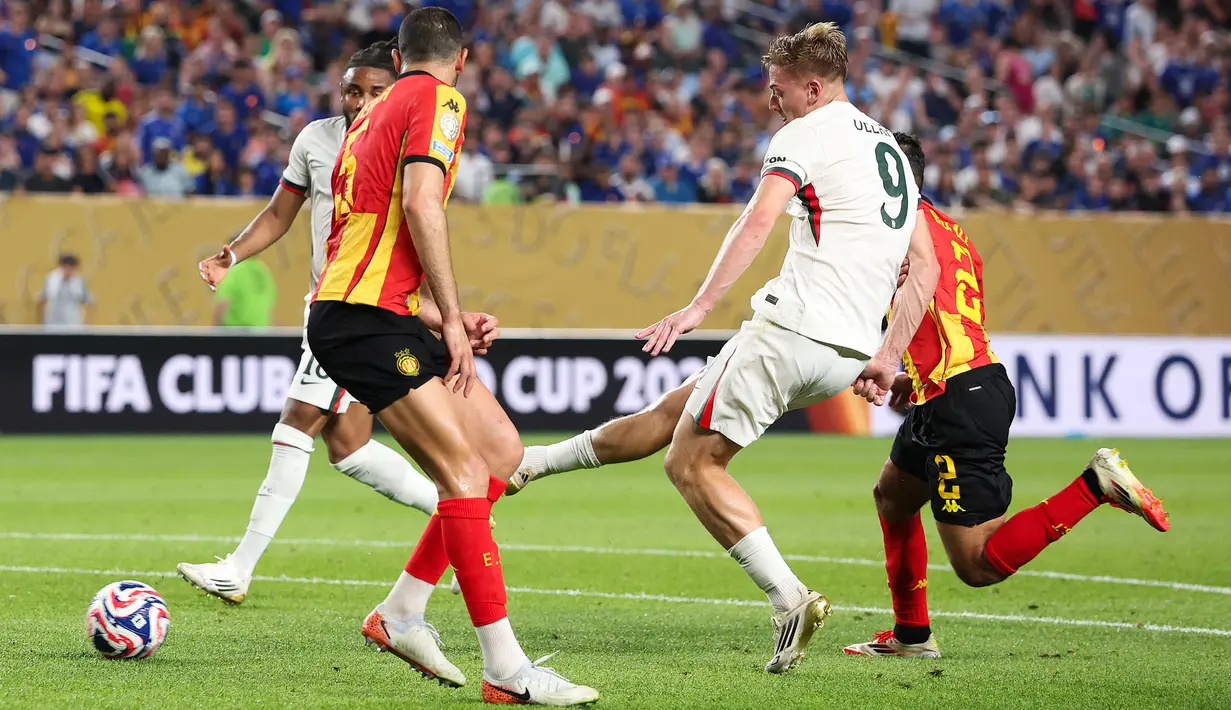 Pemain Chelsea, Liam Delap (kedua kanan) mencetak gol ke gawang El Tunis dalam laga lanjutan Grup A Piala Dunia Antarklub 2025 di Lincoln Financial Field stadium, Philadelphia, Amerika Serikat, Rabu (25/06/2025) WIB. (AFP/Francois Nell)