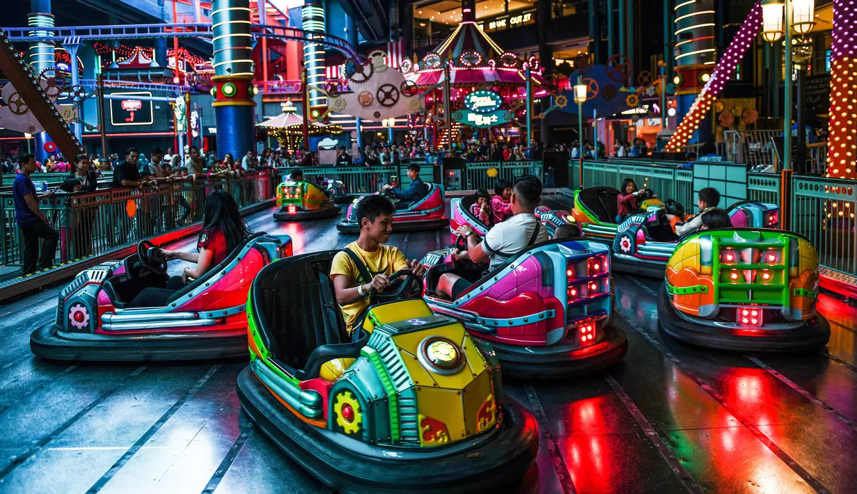 Sejumlah pengunjung bermain mobil-mobilan di Skytropolis Funland di resor Genting Highlands, Kuala Lumpur, Malaysia (30/6/2019). Genting Highlands didirikan oleh Lim Goh Tong dari Fujian, Cina pada awal tahun 1960-an. (AFP Photo/Mohd Rasfan)