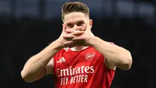 Pemain Arsenal, Viktor Gyokeres, merayakan gol kedua timnya dalam pertandingan Liga Inggris melawan Tottenham Hotspur di Emirates, Minggu (22/2/2026) malam WIB. (AP Photo/Ian Walton)