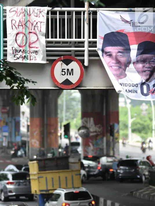 Spanduk dukungan Prabowo-Sandiaga yang terbuat dari karung bekas terlihat di JPO kawasan Jakarta, Selasa (9/4). Berbeda dengan spanduk pada umumnya, Spanduk Rakyat merupakan karung bekas yang dibuat oleh pendukung Prabowo-Sandiaga yang ditulis dengan cat atau spidol. (merdeka.com/Iqbal S. Nugroho)