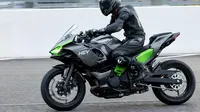 Kawasaki Ninja Hybrid di sirkuit Shizuka, Jepang (portugal.postsen.com)