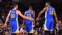 Trio Golden State Warriors, Stephen Curry, Draymond Green, dan Kevin Durant (kiri ke kanan), merayakan kemenangan atas Los Angeles Lakers dalam lanjutan laga pramusim NBA 2016-2017 di San Diego, AS, Rabu (19/10/2016). (Bola.com/Twitter/warriors)