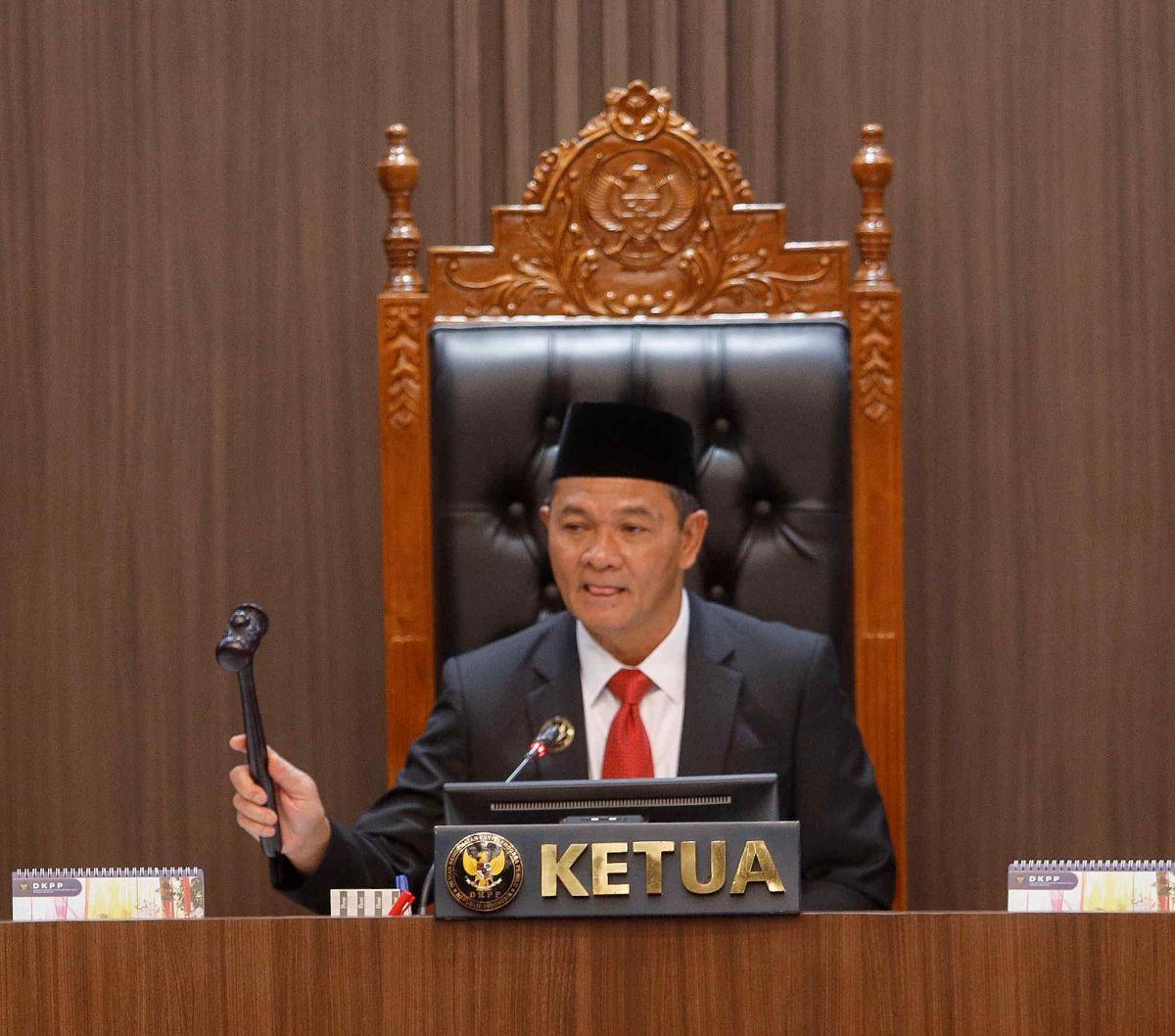 Ketua Dewan Kehormatan Penyelenggara Pemilu (DKPP) RI Heddy Lugito mengetuk palu ketika memimpin  pembacaan putusan kasus dugaan tindak asusila dengan teradu Ketua Komisi Pemilihan Umum (KPU) Hasyim Asy'ari di Kantor DKPP RI, Jakarta, Rabu (3/7/2024).&nbs