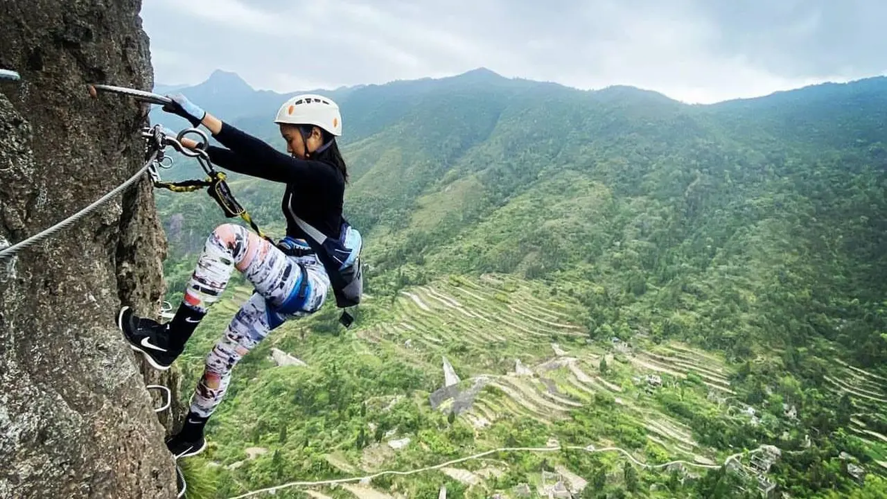 Turis sedang memanjat tebing di Gunung Yandang, salah satu destinasi wisata populer di China.