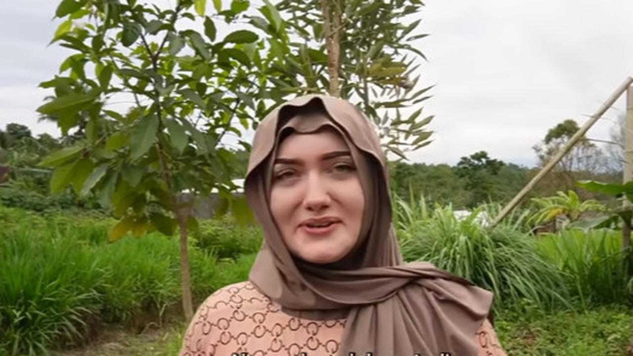 Baru Pertama Kali Selama Hidup, Bule Cantik Mualaf Asal Amerika Ini Saksikan Acara Tunangan di Kampung Sang Suami