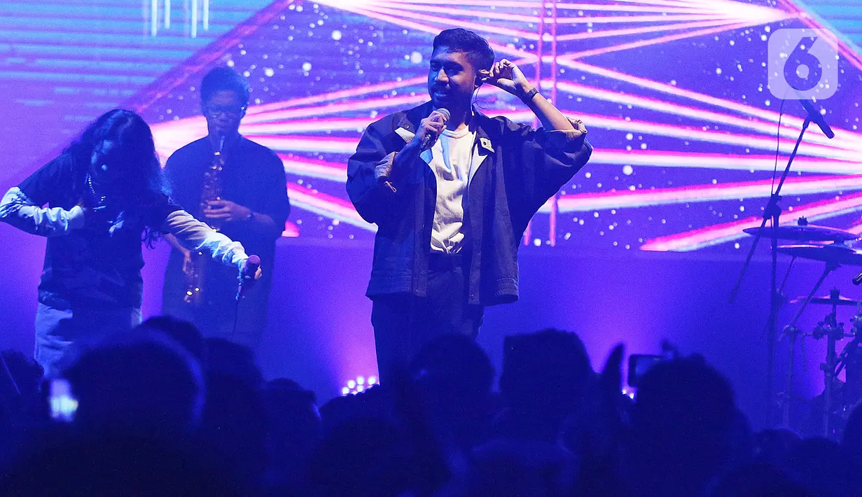 Penampilan Svmmerdose berkolaborasi dengan Bam Mastro saat konser perdana di The Pallas SCBD, Jakarta, Sabtu (15/2/2020). Band Svmmerdose menggelar konser perdananya yang bertajuk Don't Fall In Love With Me dengan membawakan lagu seperti Stockholm, Got It All. (Liputan6.com/Herman Zakharia)