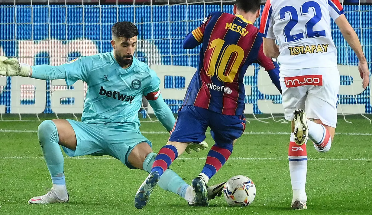 Fernando Pacheco bergabung dengan Alaves usai kalah bersaing dengan Casillas di Real Madrid. Ia dipercaya sebagai pemain reguler usai tampil cemerlang saat menghadapi Athletico Madrid pada 2016 silam. Pacheco tercatat pernah menggagalkan dua kali penalti dari Messi dan Ronaldo. (AFP/Lluis Gene)