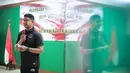 <p>Manajer Timnas Voli Indonesia, Loudry Maspaitella memberikan sambutan saat pelepasan Timnas Voli Indonesia untuk SEA Games 2023 di Padepokan Voli Jenderal Polisi Kunarto, Sentul, Sabtu (29/04/2023). (Bola.com/Bagaskara Lazuardi)</p>