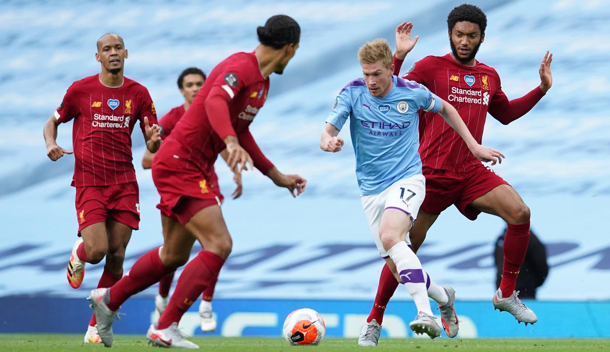 Gelandang Manchester City, Kevin De Bruyne, berusaha melewati bek Liverpool, Virgil Van Dijk, pada laga lanjutan Premier League pekan ke-32 di Stadion Etihad, Jumat (3/7/2020) dini hari WIB. Manchester City menang 4-0 atas Liverpool. (AFP/Dave Thompson/pool)