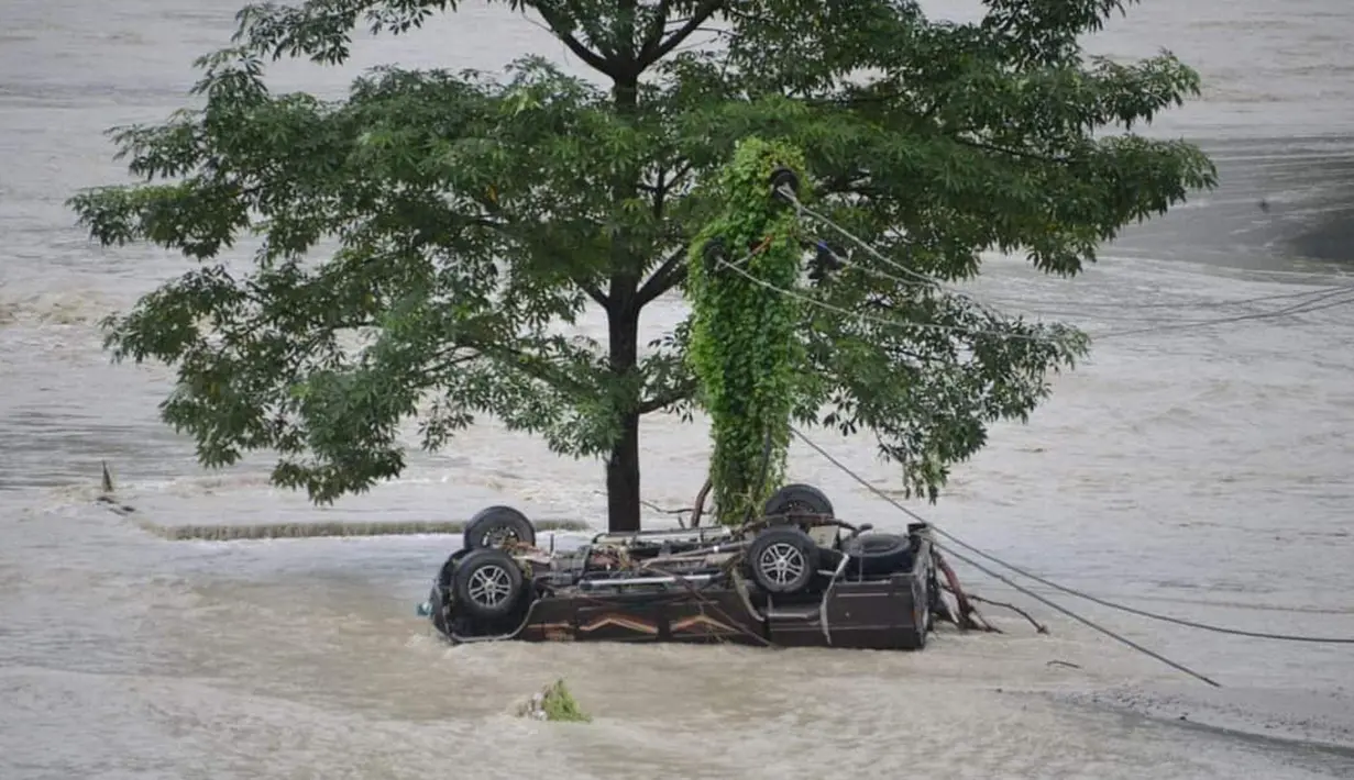 Banjir terjadi di sepanjang Sungai Teesta di Lembah Lachen di negara bagian timur laut, India. (AP Photo/Prakash Adhikari)