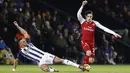 Kieran Gibbs (kiri) berusaha menghalau bola dari kaki pemain Arsenal, Hector Bellerin pada lanjutan Premier League di The Hawthorns, West Bromwich, (31/12/2017). Arsenal bermain imbang 1-1 dengan West Bromwich. (Martin Rickett/PA via AP)