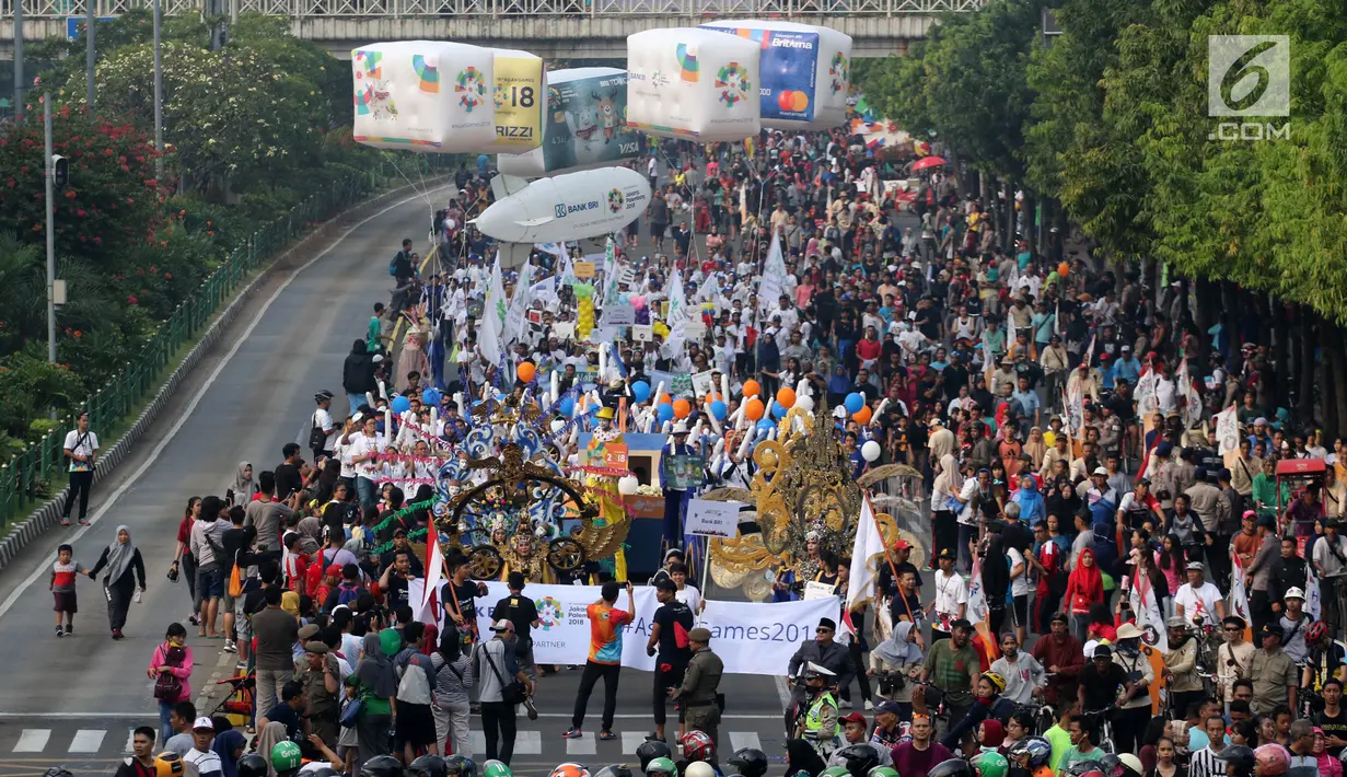Ribuan peserta Parade Asian Games 2018 melintasi Jalan MH Thamrin, Jakarta, Minggu (15/5). Sekitar 4.800 orang peserta memeriahkan ajang dimulai di Monumen Nasional hingga kawasan Car Free Day. (Liputan6.com/Arya Manggala)