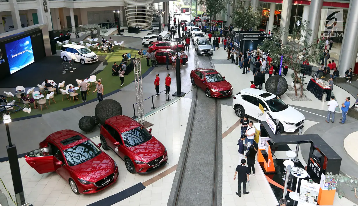 Suasana pagelaran Mazda Power Drive 2017 di Epiwalk, Kuningan, Jakarta, Sabtu (21/10). Mazda Power Drive Nexdrive adalah TV berlangganan mobil pertama di dunia yang menggunakan teknologi DVB-T2 Diversity. (Liputan6.com/JohanTallo)