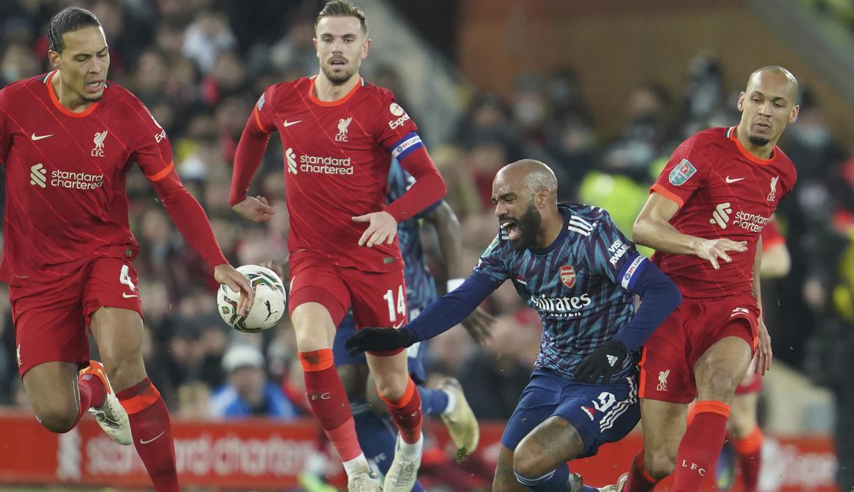 Sementara Arsenal yang juga tengah krisis pemain akibat cedera dan terpapar COVID-19 tampil lebih banyak bertahan sambil sesekali melancarkan serangan balik melalui Alexandre Lacazette. (AP/Jon Super)