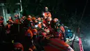 Anggota pemadam kebakaran sukarela berpartisipasi dalam latihan gempa di Guatemala City pada 2 Februari 2023. Gempa bumi Guatemala 1976 melanda pada tanggal 4 Februari pukul 03:01:43 waktu setempat dengan kekuatan magnitudo 7,5. (AFP/Johan Ordonez)