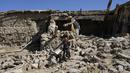 Seorang pria membersihkan puing-puing setelah gempa bumi di desa Gayan, di provinsi Paktika, Afghanistan, Jumat, 24 Juni 2022.  UNICEF telah mengirim bantuan berupa tenda, selimut dan persediaan lain. (AP Photo/Ebrahim Nooroozi)
