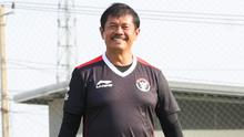 Pelatih kepala Timnas Indonesia U-22, Indra Sjafri saat sesi latihan di Visakha Training Center, Phnom Penh, Kamboja, Sabtu (6/5/2023) jelang menghadapi Timor Leste pada laga ketiga Grup A SEA Games 2023, Minggu, 7 Mei 2023. (Bola.com/Abdul Aziz)