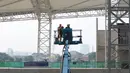 Tenaga ahli luar negri selesai memasang rangka atap Velodrome di Rawamangun, Jakarta Timur, (3/11/2017). Velodrome akan di gunakan untuk Asian Games 2018. (Bola.com/Nick Hanoatubun)