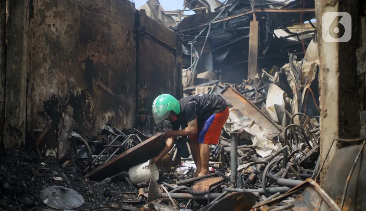 Warga mengais puing sisa kebakaran toko dan pemukiman di kawasan Manggarai, Jakarta, Selasa (7/7/2020). Tidak ada korban jiwa dalam peristiwa itu, namun akibat kebakaran sebanyak 40 bangunan yang didominasi toko mebel ludes terbakar. (Liputan6.com/Immanuel Antonius)