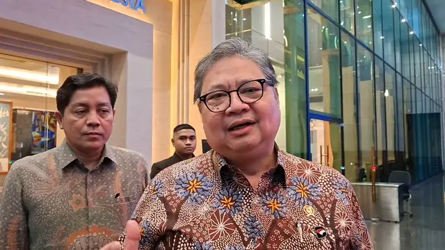 Menteri Koordinator Bidang Perekonomian, Airlangga Hartarto usai Rapat Dewan Pengawas Danantara, di Wisma Danantara, Jakarta, Jumat (5/12/2025). (Liputan6.com/Arief)