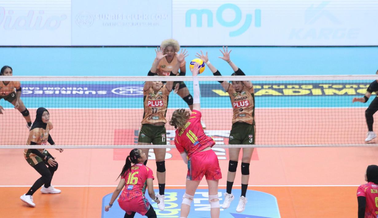 Kemenangan pertama Electric PLN diraih atas Gresik Petrokimia Pupuk Indonesia dengan skor meyakinkan 3-0 (25-22, 25-19, 25-18). (Dok. Moji)