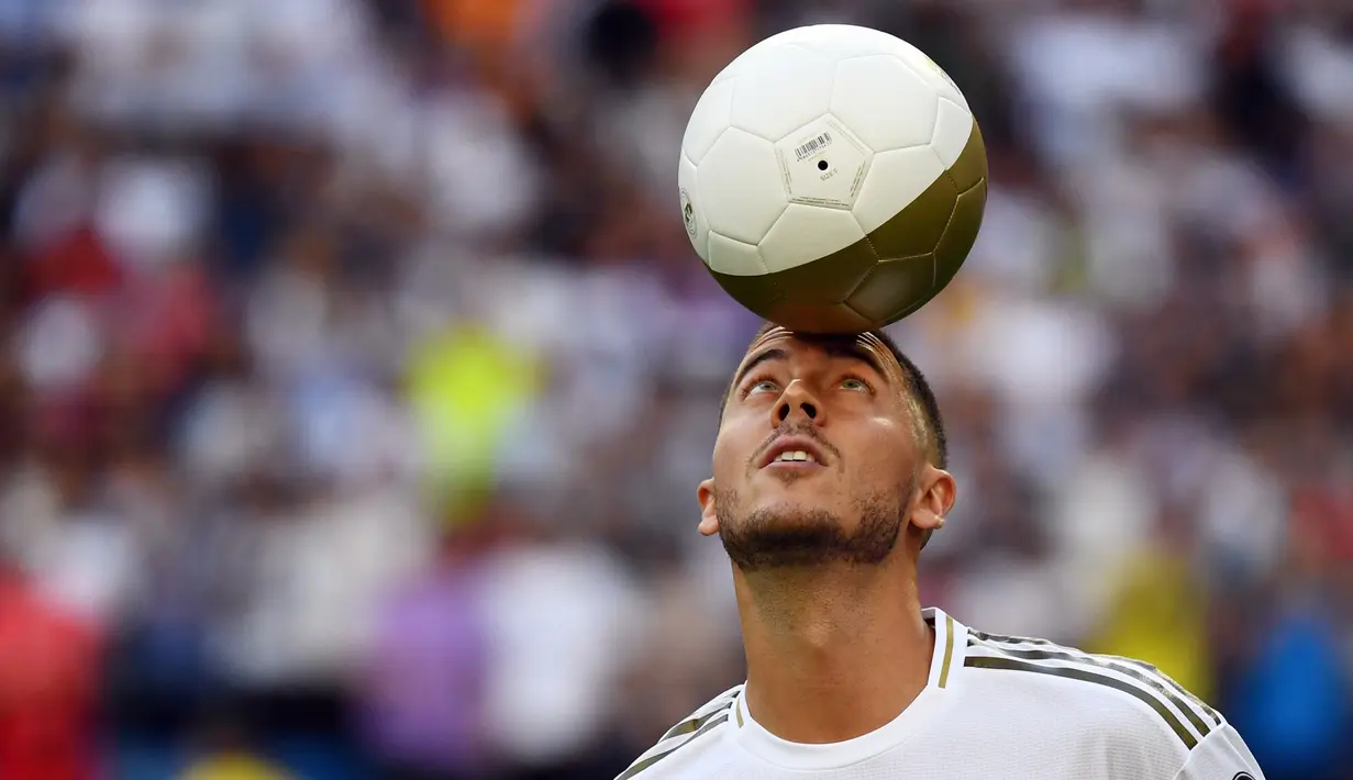 Pemain baru Real Madrid, Eden Hazard mengontrol bola dengan kepalanya di stadion Santiago Bernabeu di Madrid, Spanyol (13/6/2019). Real Madrid mengumumkan telahresmi membeli pemain asal Belgia tersebut dari klub Inggris, Chelsea. (AFP Photo/Gabriel Bouys)