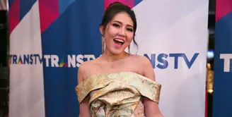 Dua kali Via Vallen gagal terlibat dalam pembuatan film layar lebar. Tidak hanya layar lebar, penyanyi yang terkenal lewat lagu Sayang itu juga mendapat tawaran main sinetron. (Nurwahyunan/Bintang.com)