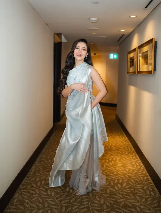 Lengkapi tampilan princess-nya, Megan kenakan open toe heels silver dan anting berlian [@megandomani1410]